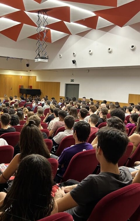 Sala d'actes plena d'estudiants